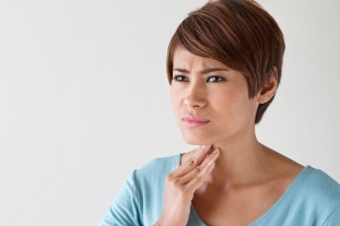 Desconforto na garganta é um sintoma de osteocondrose cervical