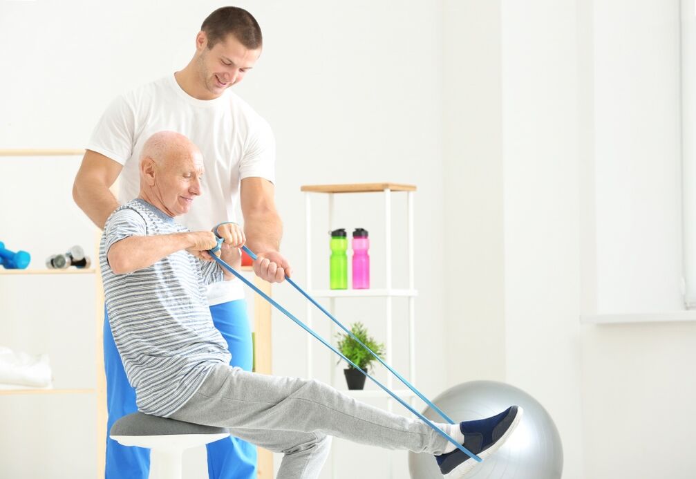 Terapia de coxartrose em um homem idoso usando terapia por exercícios