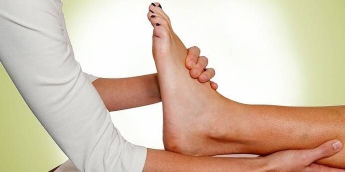massagem para o tratamento da artrose do tornozelo