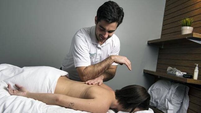 massagem para dor nas omoplatas