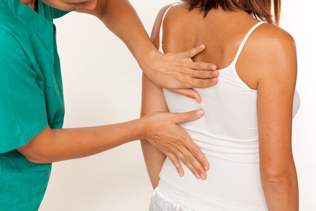 o médico examina as costas em busca de dor na área das omoplatas