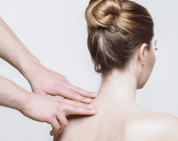 massagem no pescoço da mulher