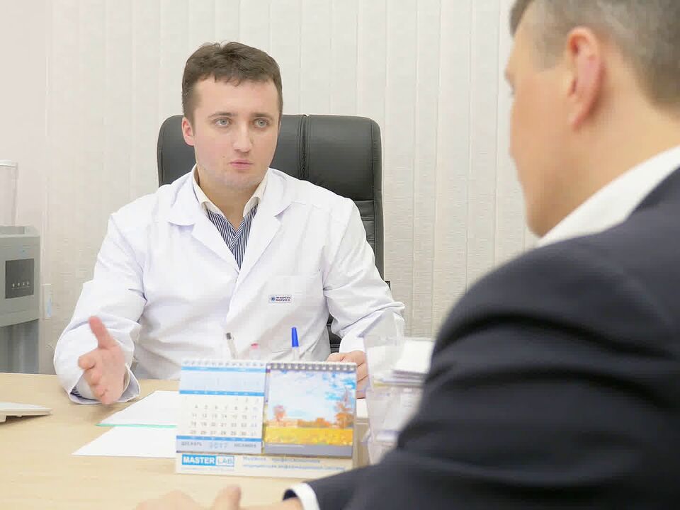 um paciente com osteocondrose em uma consulta com um especialista